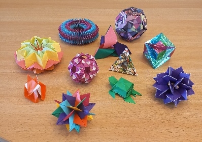 Afbeelding met vakwerk, bloem, Creatieve kunsten, Kunstpapier  Door AI gegenereerde inhoud is mogelijk onjuist.